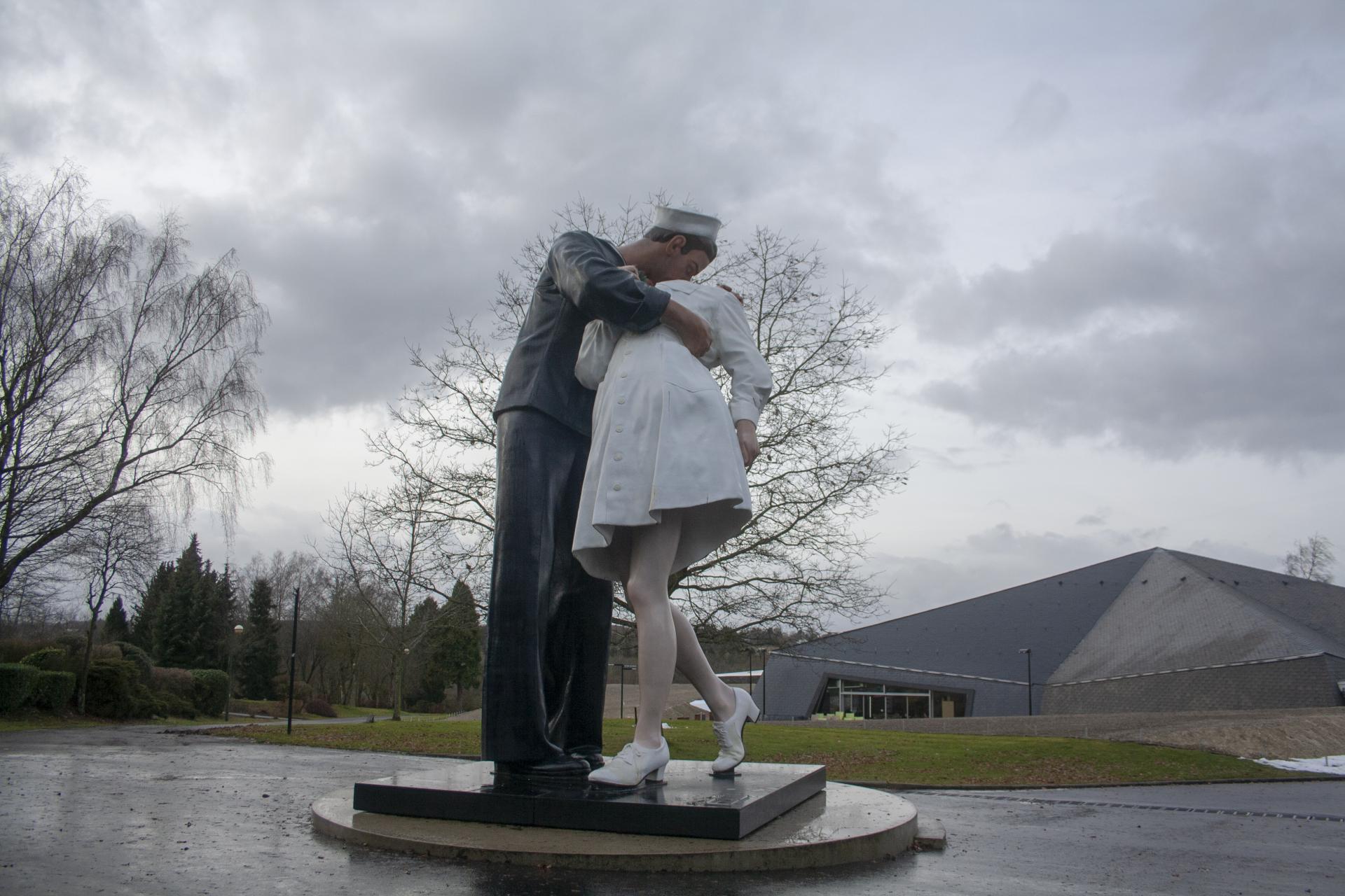 Statue d'amoureux musée de Bastogne